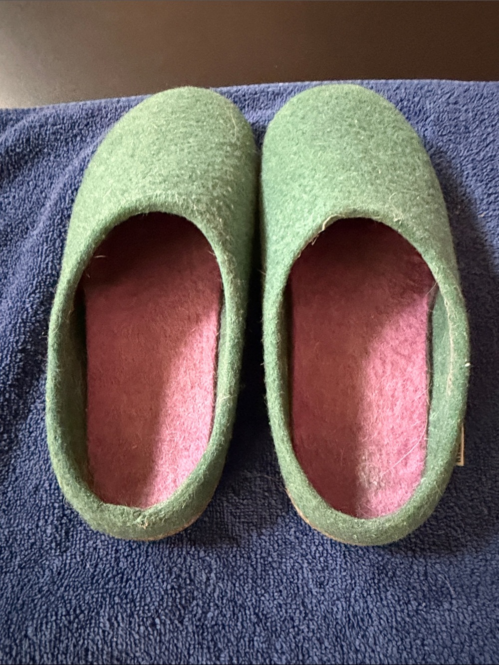 Women's Green Felt Slip-On Slippers with Pink Insole - Comfortable Indoor Shoes